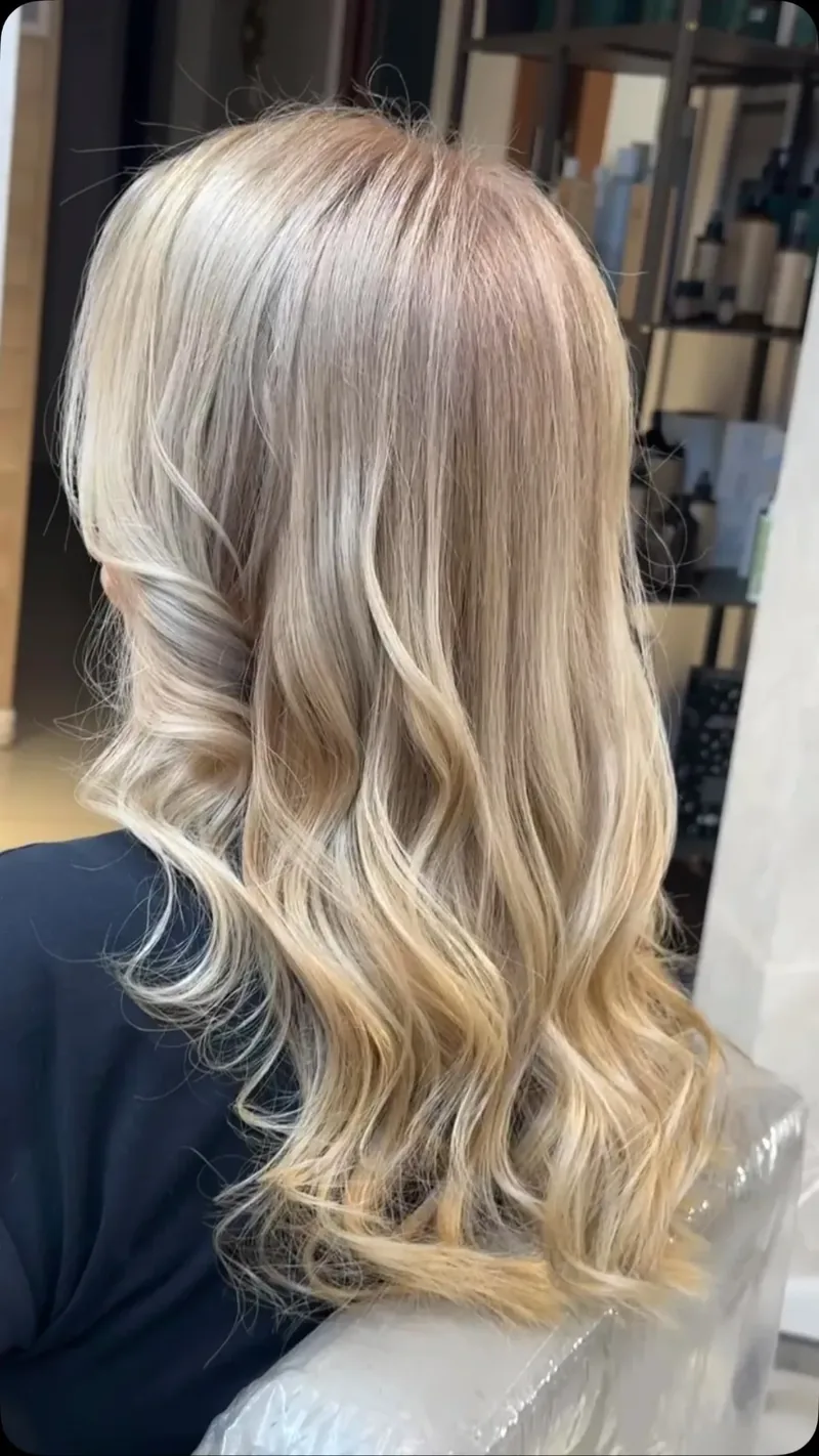 Blond în valuri